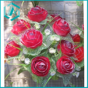 Wholesale Atificial Red Roses with Green Leaves Flower Bouquet Made of Plastic and Textile