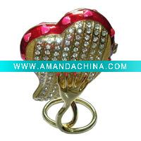 hands holding a heart metal jewelry box(QF2116-001)