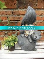 Wholesale lovely squirrel polyresin outdoor figurine